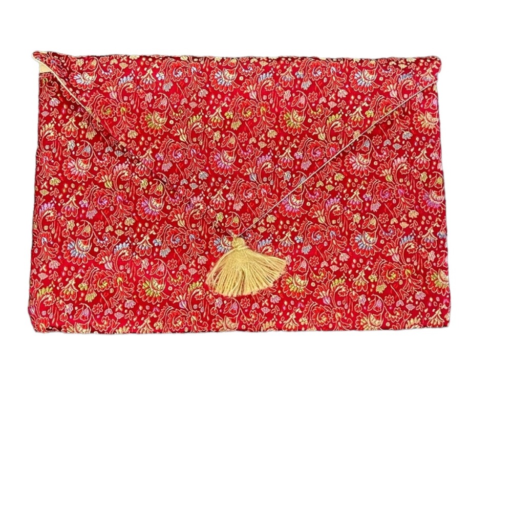 Silk bag, no zipper.  CL/GR10
